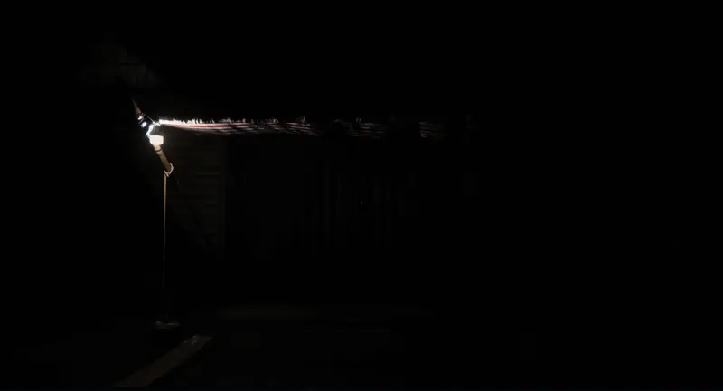 《无人》中旅店门口异常塑料人画面