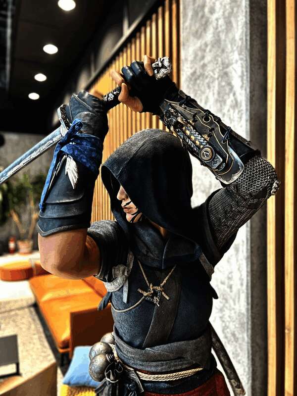 《刺客信条：影》奈绪江和弥助雕像背面