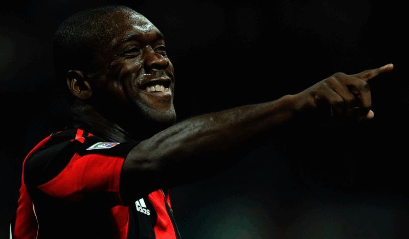 西多夫捧起奖杯的画面