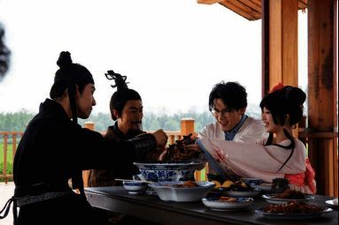 大话精灵品尝美食画面