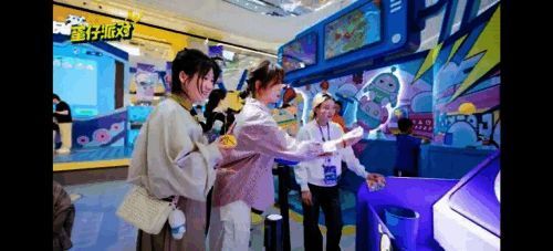 玩家在投球场地参与活动的场景