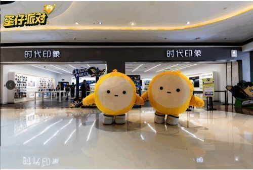 玩家与蛋仔人偶合影的画面