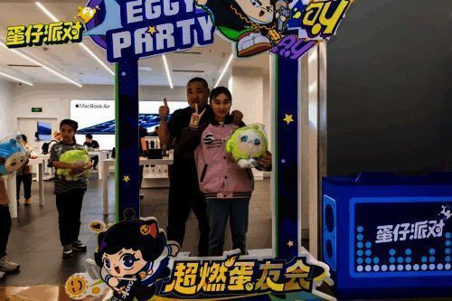 玩家与超燃蛋友会相框合影的场景