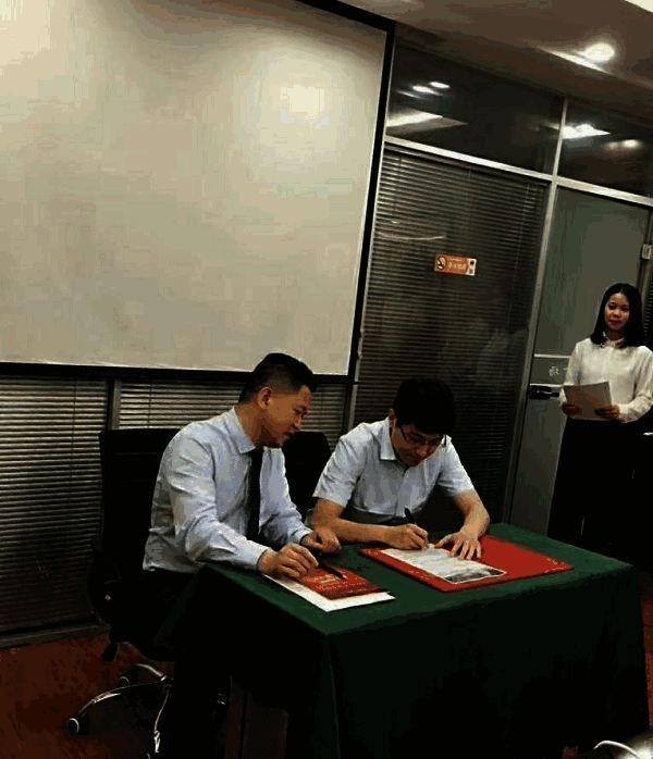 钱鑫处理工作事务