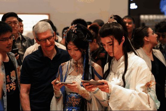 库克现身Apple三里屯店活动现场