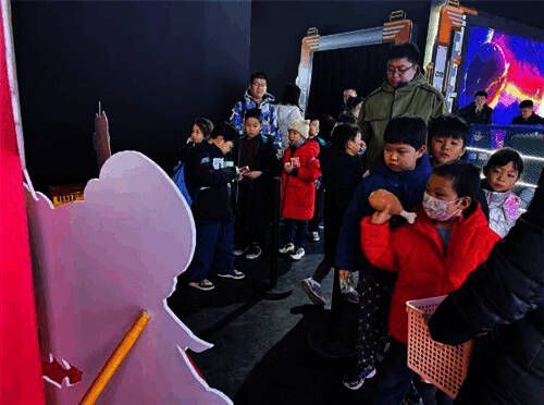 街头游戏亲子互动场景4