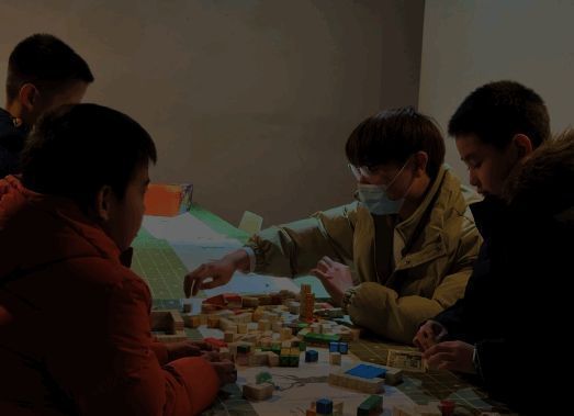 /uploadimg/xiaz/2024/0119/1705657372422.jpg 玩家在体验馆互动游戏场景图