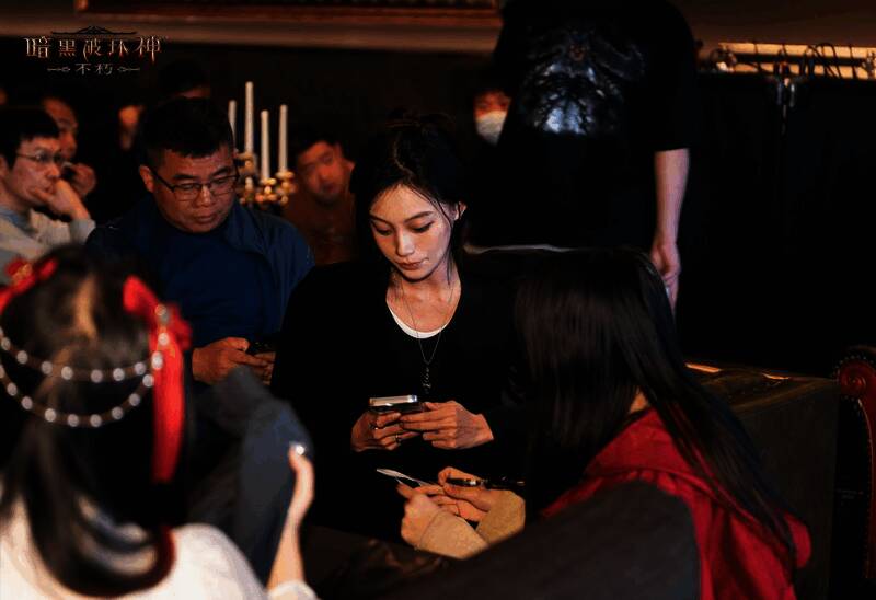 《暗黑破坏神:不朽》美女玩家现场图