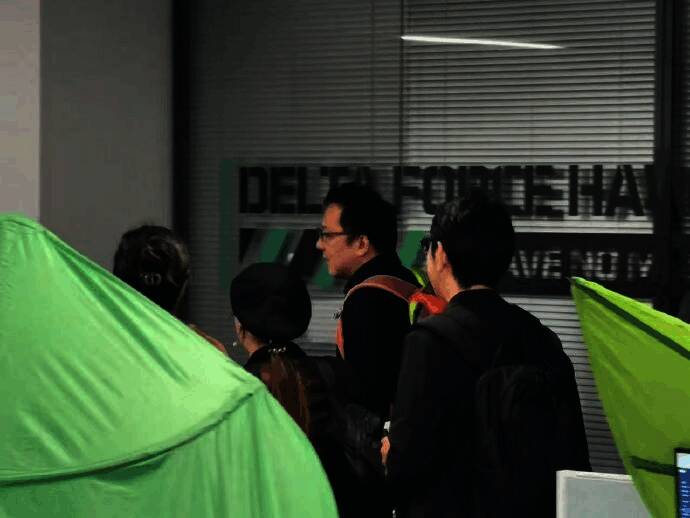 宫崎英高现身腾讯大楼相关画面