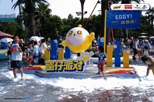 蛋仔与奥特曼在公园的场景