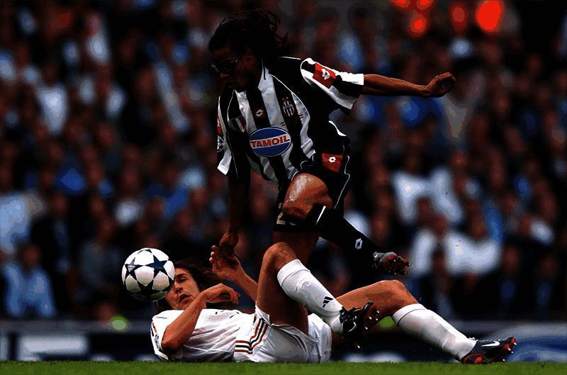 戴维斯捧起奖杯图