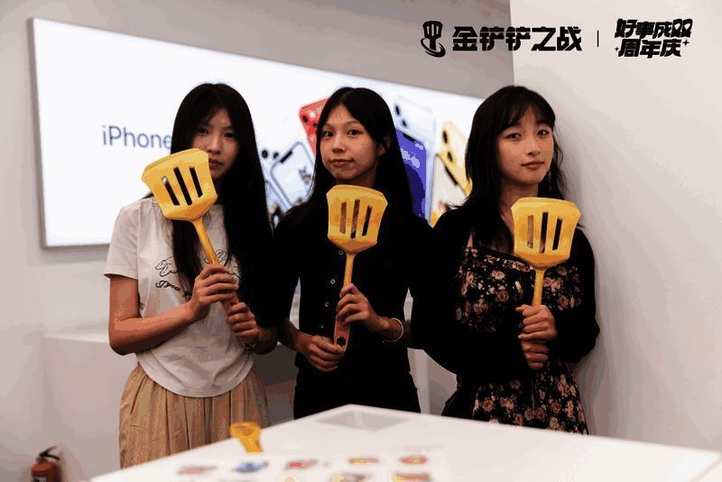 小姐姐们手持好事成双铲合影