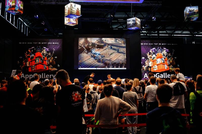 2.jpg 华为游戏中心在科隆展的活动场景图片