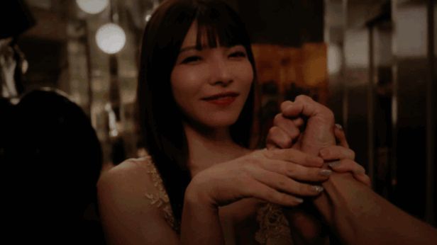 游戏中柔情女总裁的画面