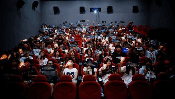 线下观赛点观众加油画面