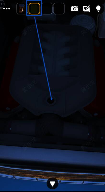 向汽车前机盖倒入汽油画面