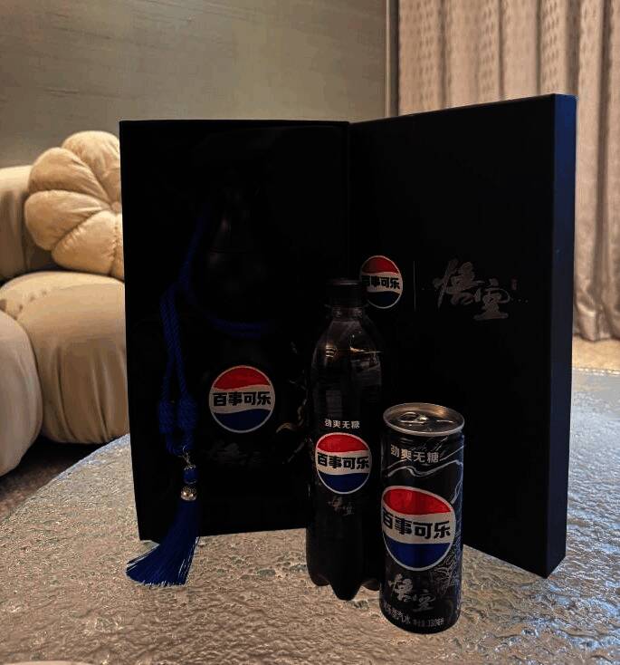 邓紫棋展示的百事可乐与《黑神话：悟空》联名产品