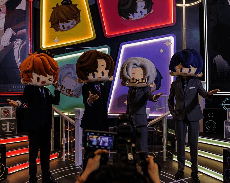 玩家与大头在《未定事件簿》展区互动拍照