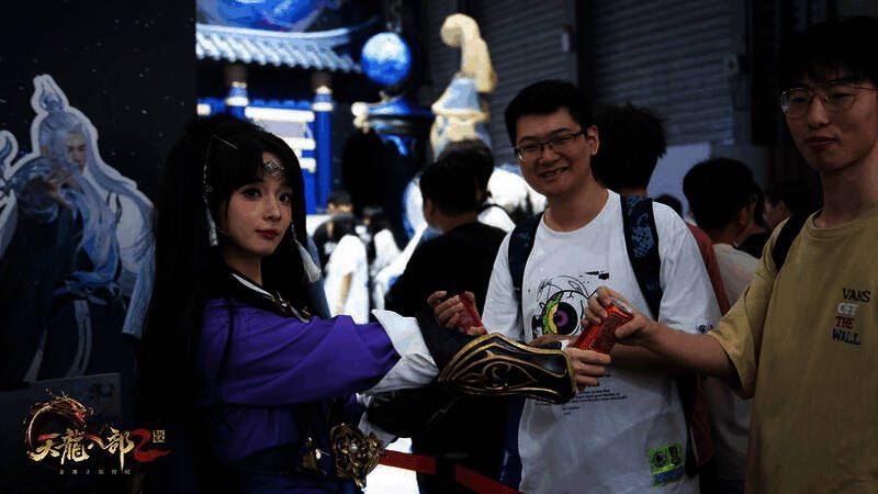 大侠们参与互动领礼品现场图