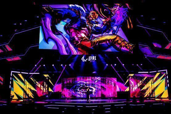 袁娅维在开幕式演唱照片