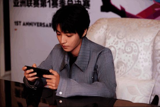 明星表演赛中峡谷队获胜照片