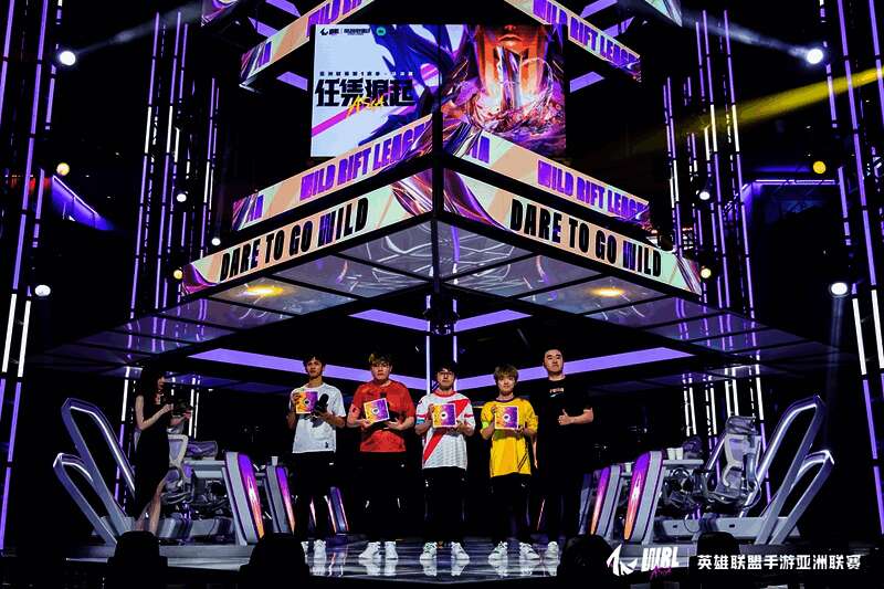 队伍比赛紧张时刻图片