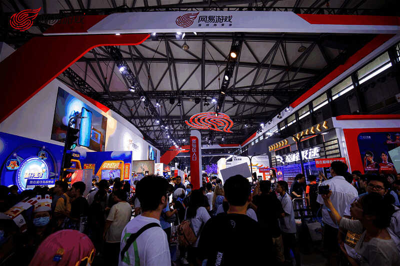 玩家在网易游戏试玩区体验游戏