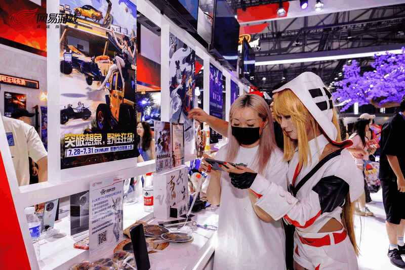 试玩区内玩家专注体验游戏