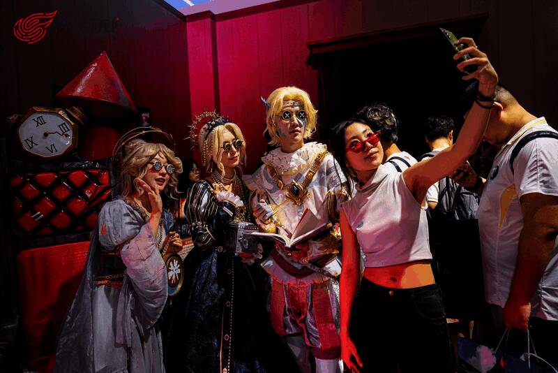 《第五人格》打卡点前的玩家