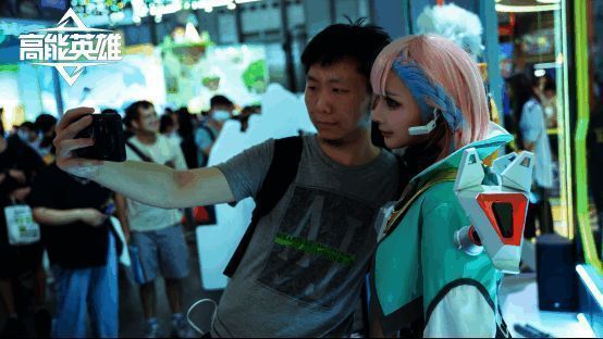 玩家与美女Coser合影