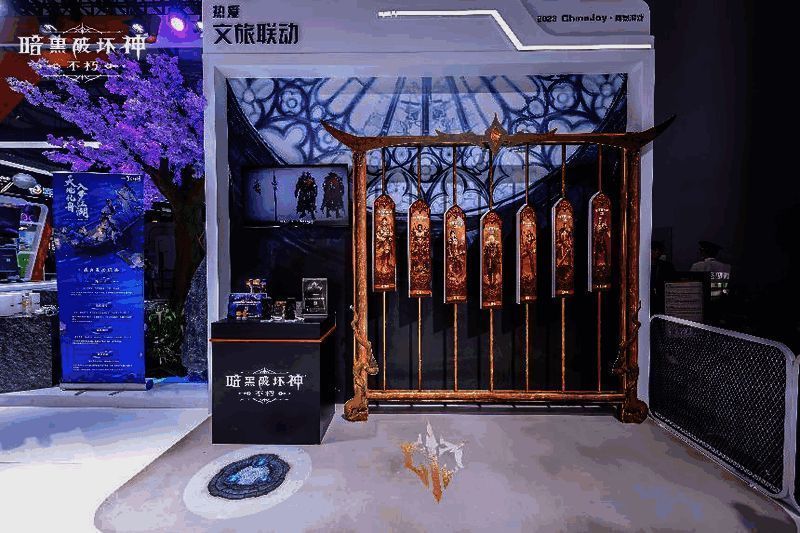 冒险者在绘板前留念