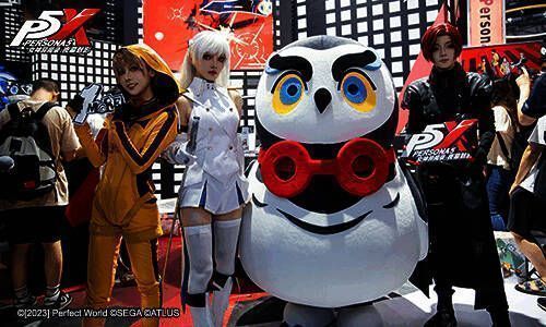 潮酷coser在展台相聚画面