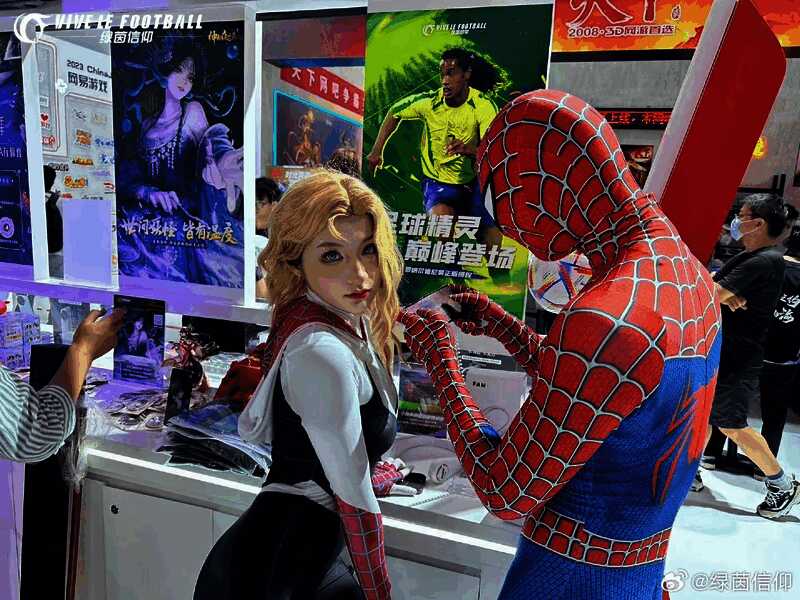 足球宝贝与玩家互动