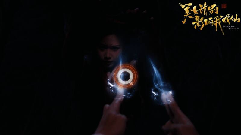 两位角色正在进行行酒令互动,背景为装饰华丽的室内场景,气氛轻松愉快