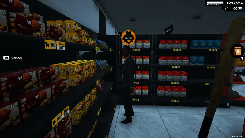 储藏室内部,多个纸箱堆放在地,部分已被打开取出物品