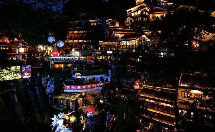 DNF主题园区内游客络绎不绝，现场气氛热烈