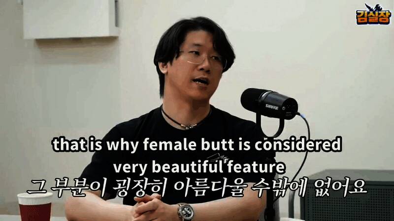 现场观众通过弹幕互动提问