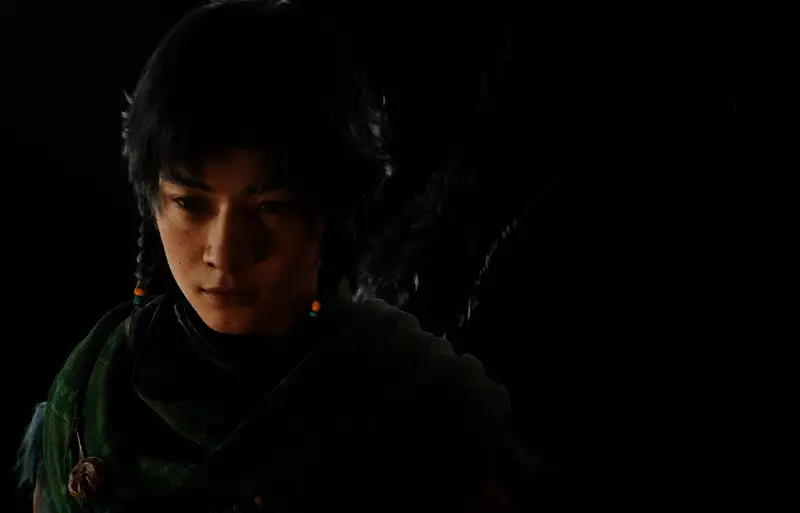 两位角色并肩而立,服装风格鲜明,背景光影柔和