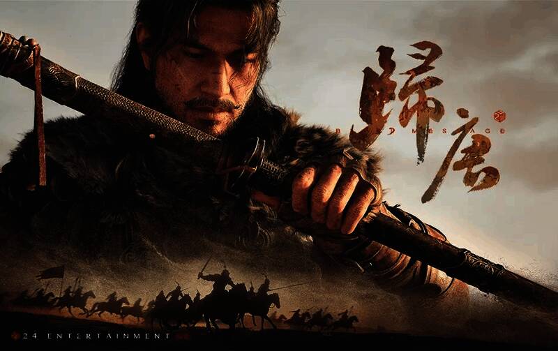 游戏场景画面，展现大漠黄沙与壮丽山川交织的视觉风格