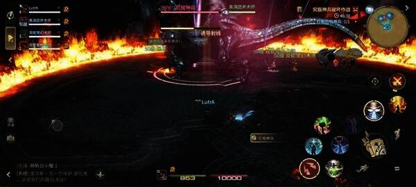 游戏中玩家灵活走位避开BOSS释放的直线AOE技能