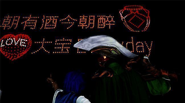 AR技术呈现的游戏角色画面,背景为城市商业街实景