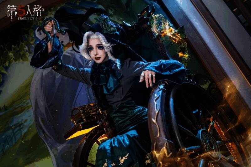 COSER高度还原游戏中的前锋角色,动作姿势极具张力,吸引众多粉丝围观合影