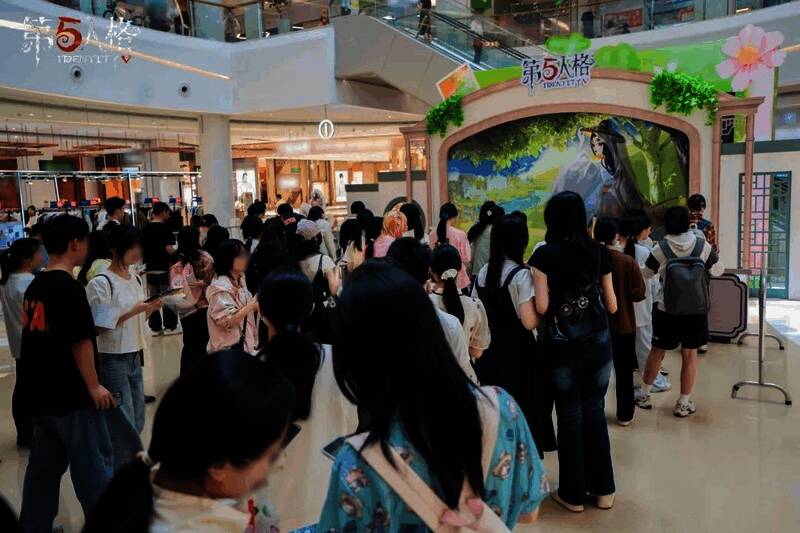 线上活动页面展示前锋手持夏日冰饮与奖杯,背景充满节日氛围