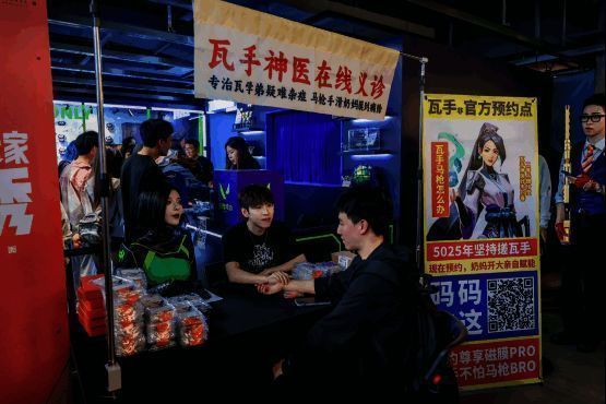 活动现场布置充满游戏元素，玩家沉浸其中