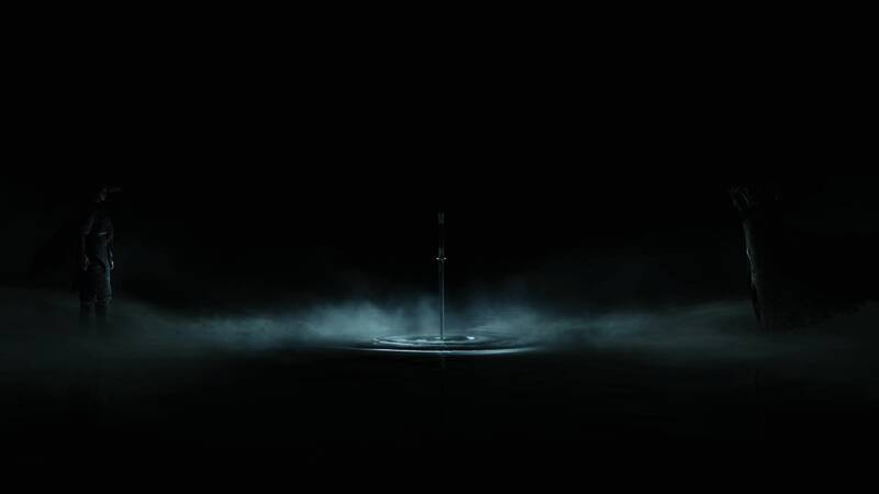 游戏场景画面，主角手持武器穿越阴森废墟，周围弥漫着诡异雾气