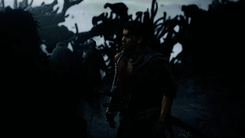 游戏场景截图，展示神秘古风建筑与角色行进画面