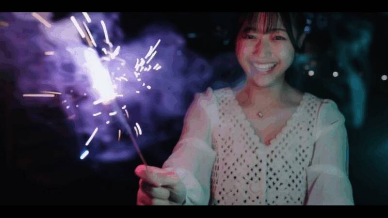 咖啡馆内的互动场景,背景人物与环境布置高度还原现实生活