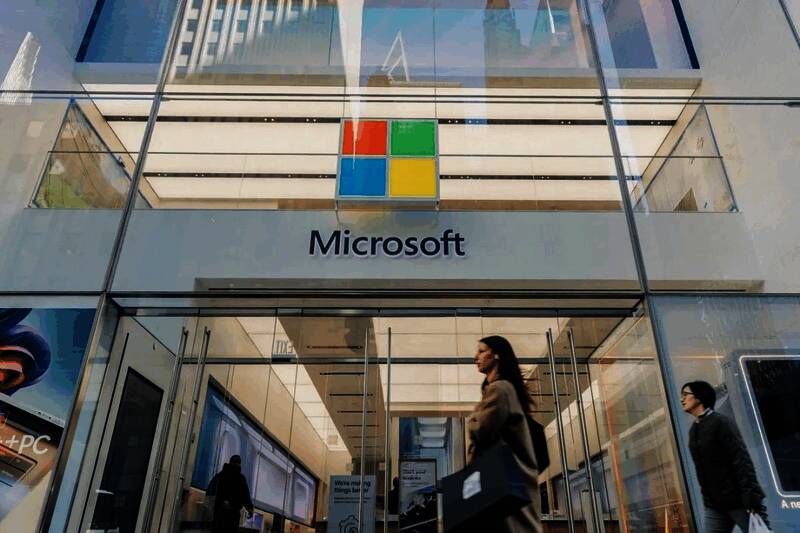 微软总部外观,现代办公大楼在阳光下熠熠生辉