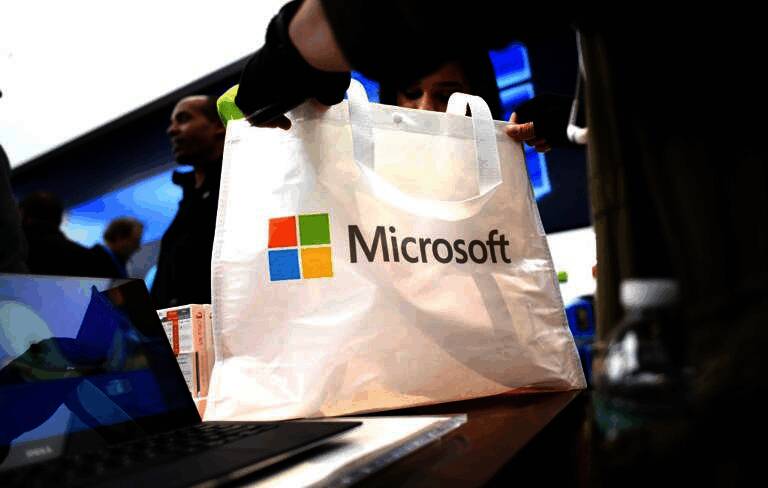 高科技数据中心内部,整齐排列着服务器机架,灯光闪烁