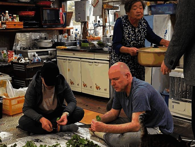 开发人员体验阿依努族传统手工艺制作过程